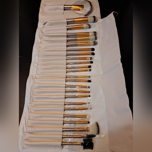 24 Piece Makeup Brushes In A Folding Carrying Case - Picture 9 of 10